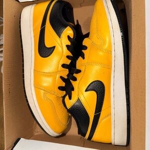 Nike Low-Top Sneakers in Yellow & Black Leather